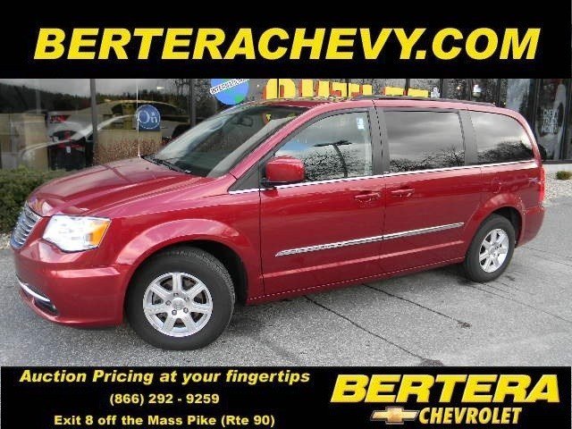 Chrysler Town and Country 2012 photo 2