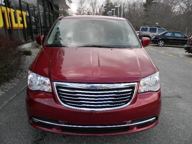 Chrysler Town and Country 2012 photo 3