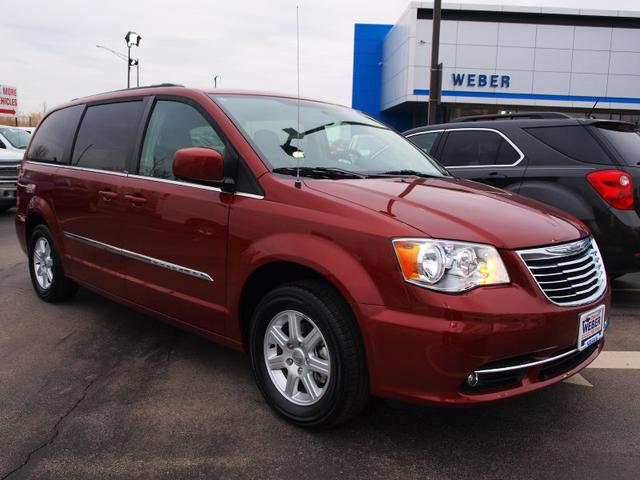 Chrysler Town and Country 2012 photo 2