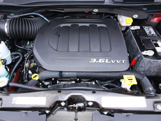 Chrysler Town and Country 2012 photo 3