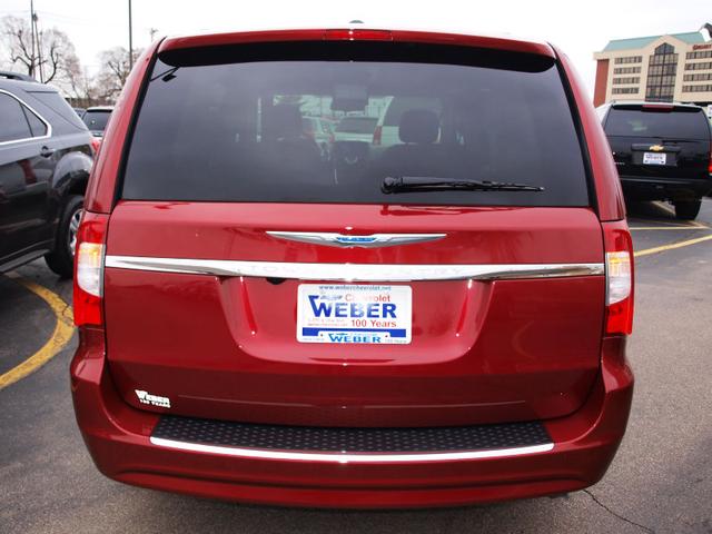 Chrysler Town and Country 2012 photo 4