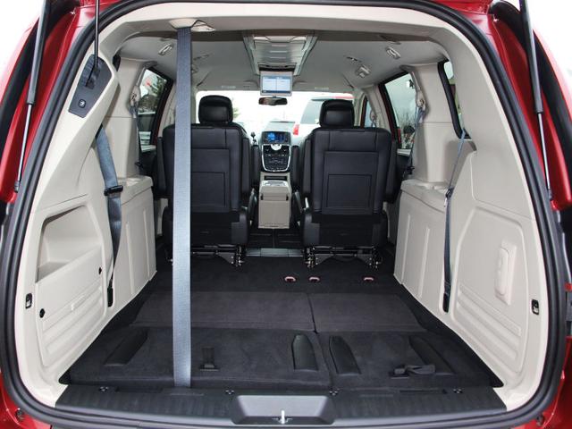 Chrysler Town and Country 2012 photo 5