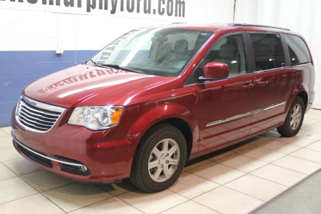 Chrysler Town and Country 2012 photo 1