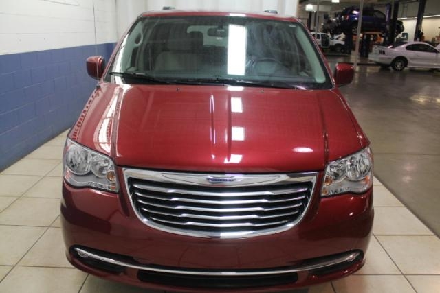 Chrysler Town and Country 2012 photo 2