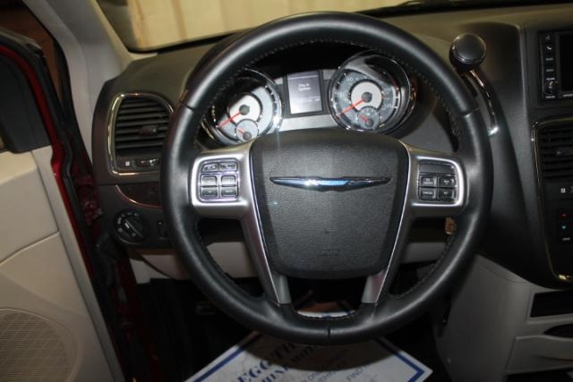 Chrysler Town and Country 2012 photo 3