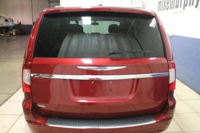 Chrysler Town and Country 2012 photo 4