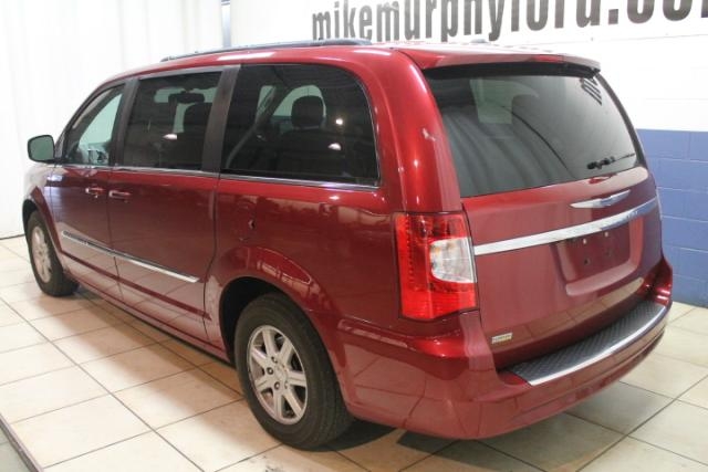 Chrysler Town and Country 2012 photo 5
