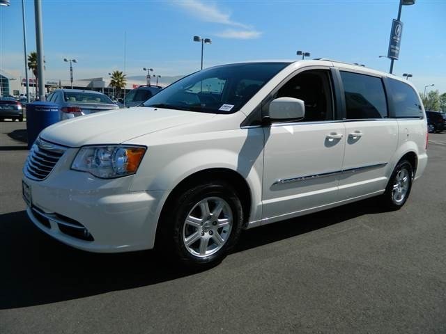 Chrysler Town and Country 2012 photo 1