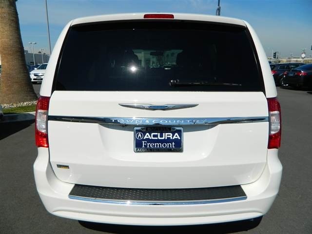 Chrysler Town and Country 2012 photo 3