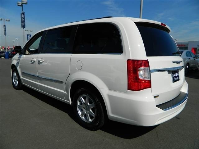 Chrysler Town and Country 2012 photo 4