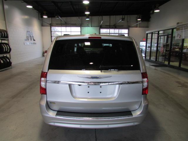 Chrysler Town and Country 2012 photo 2