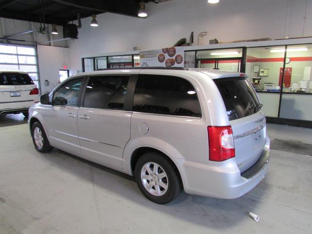 Chrysler Town and Country 2012 photo 3