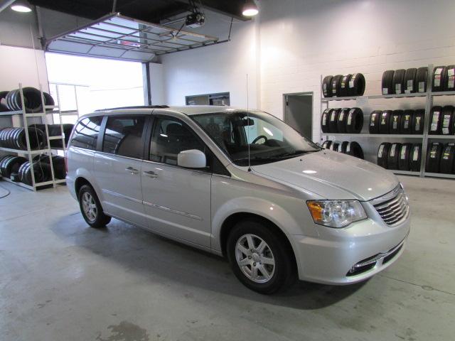 Chrysler Town and Country 2012 photo 5