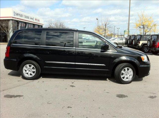 Chrysler Town and Country 2012 photo 1
