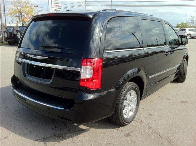 Chrysler Town and Country 2012 photo 2