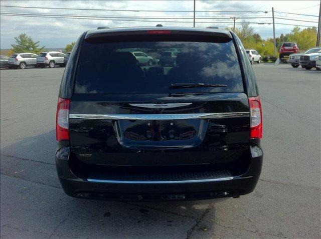 Chrysler Town and Country 2012 photo 3
