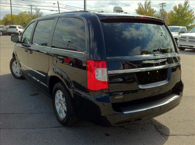 Chrysler Town and Country 2012 photo 4