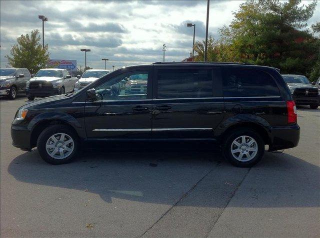 Chrysler Town and Country 2012 photo 5