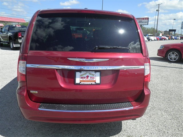 Chrysler Town and Country 2012 photo 1