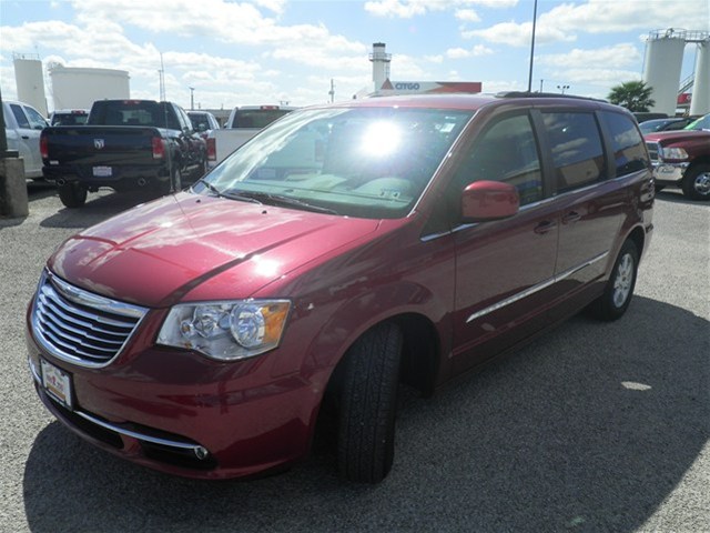 Chrysler Town and Country 2012 photo 2