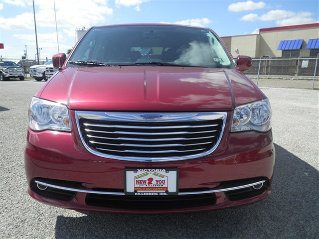 Chrysler Town and Country 2012 photo 3