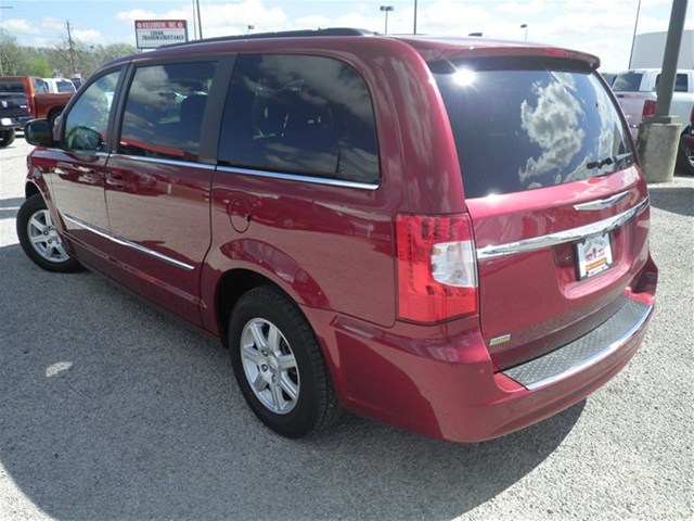 Chrysler Town and Country 2012 photo 4