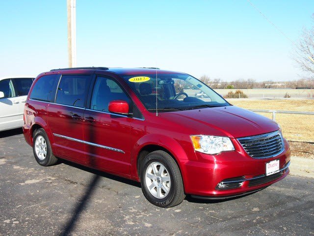 Chrysler Town and Country 2012 photo 1