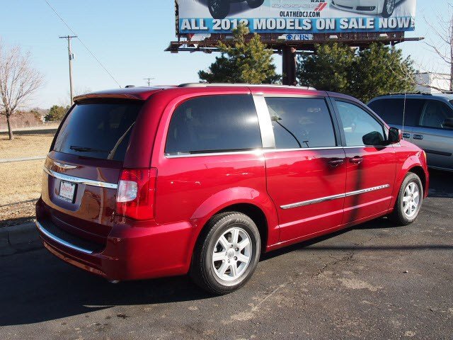 Chrysler Town and Country 2012 photo 2