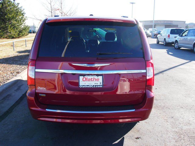 Chrysler Town and Country 2012 photo 3