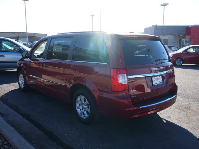 Chrysler Town and Country 2012 photo 5