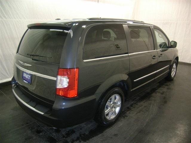 Chrysler Town and Country 2012 photo 3