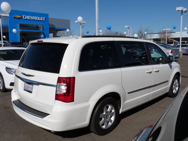 Chrysler Town and Country 2012 photo 1