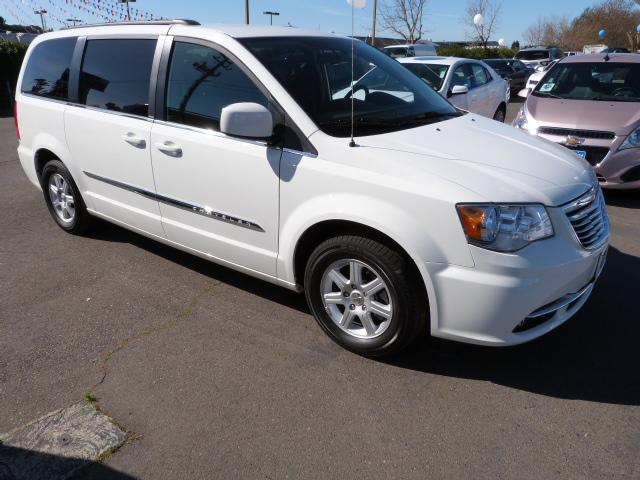 Chrysler Town and Country 2012 photo 4