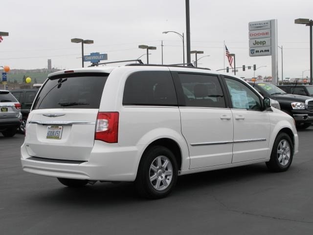 Chrysler Town and Country 2012 photo 2