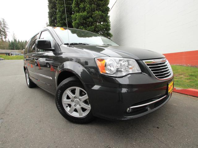 Chrysler Town and Country 2012 photo 1