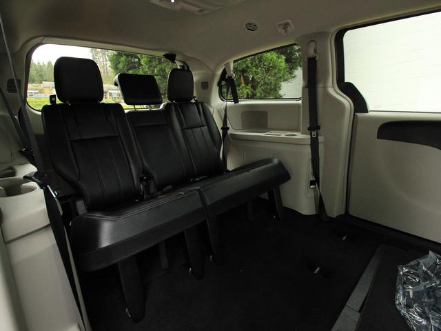 Chrysler Town and Country 2012 photo 2