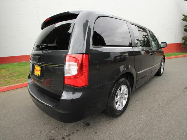 Chrysler Town and Country 2012 photo 3