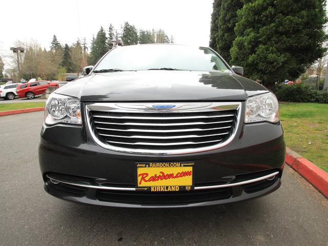 Chrysler Town and Country 2012 photo 5