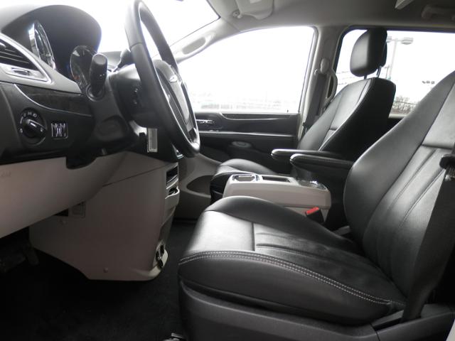 Chrysler Town and Country 2012 photo 3