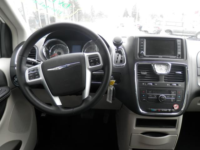 Chrysler Town and Country 2012 photo 5