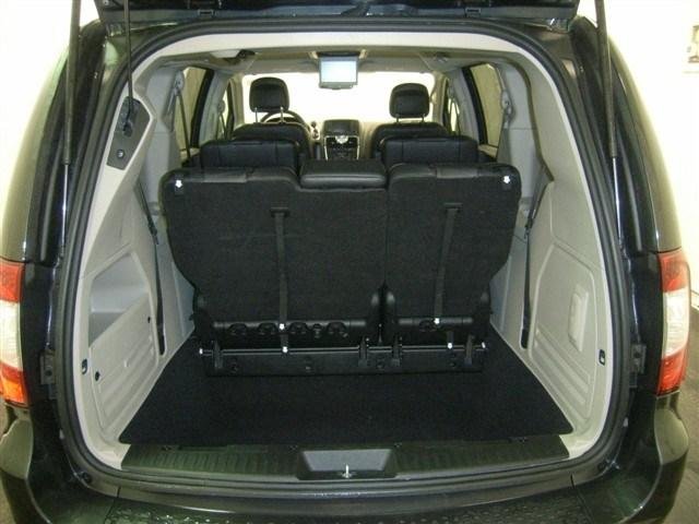 Chrysler Town and Country 2012 photo 1