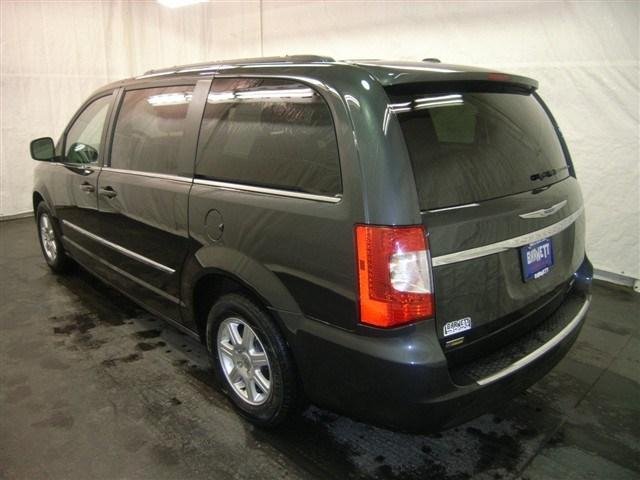 Chrysler Town and Country 2012 photo 2