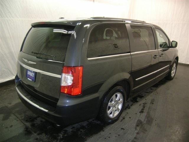 Chrysler Town and Country 2012 photo 3