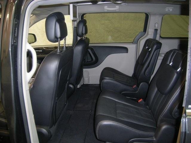 Chrysler Town and Country 2012 photo 4