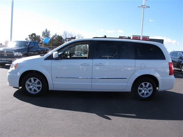 Chrysler Town and Country 2012 photo 1