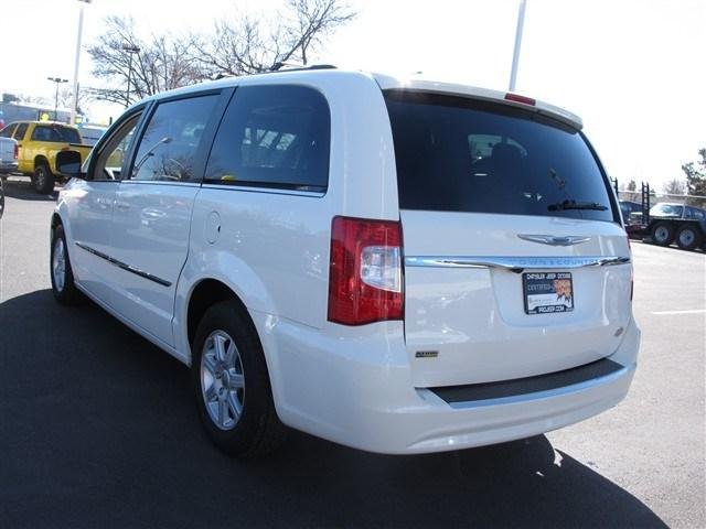Chrysler Town and Country 2012 photo 2