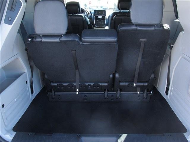 Chrysler Town and Country 2012 photo 3