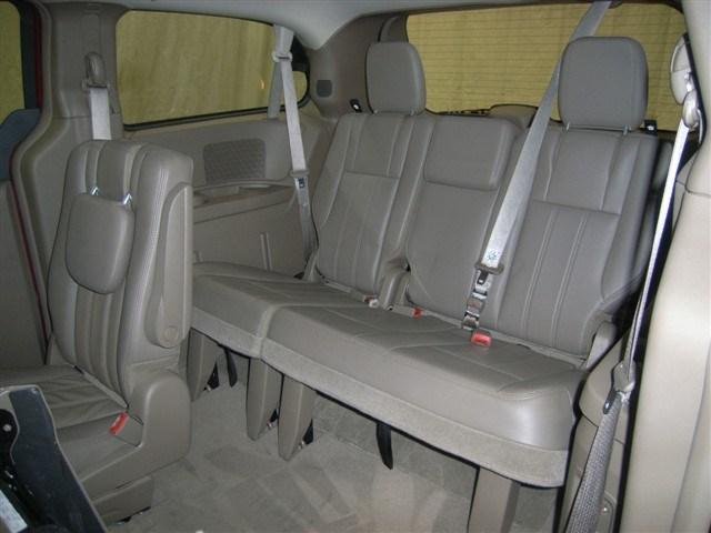 Chrysler Town and Country 2012 photo 1