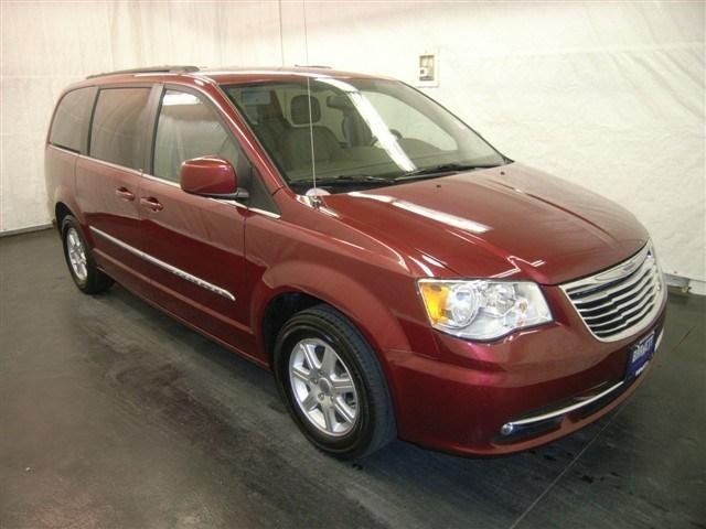 Chrysler Town and Country 2012 photo 2