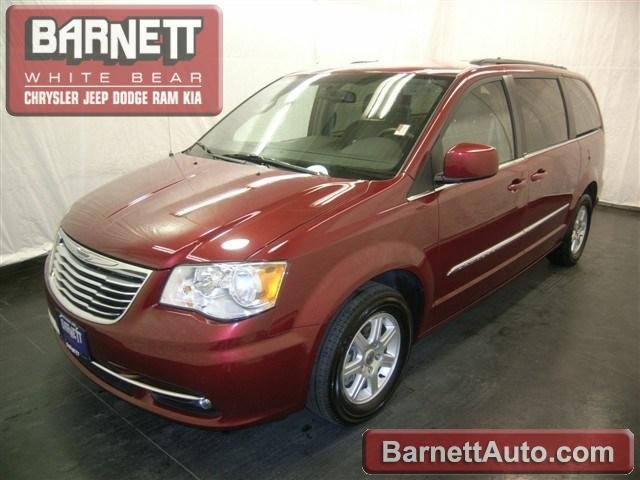 Chrysler Town and Country 2012 photo 3